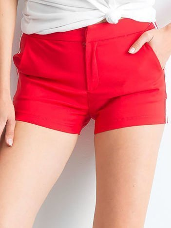 Rote Shorts mit Streifen.