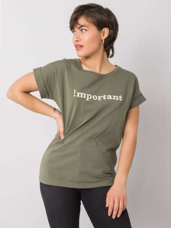 Khaki-T-Shirt mit dem Schriftzug Saniyah.