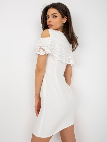 Hurt Ecru Cocktailkleid mit freiliegenden Schultern.