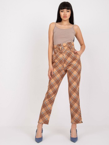 Beige-blau karierten Stoffhosen mit Gürtel.
