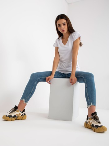 Online wholesaler White smooth basic cotton t-shirt.