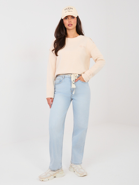 Light blue balloon jeans with a belt.