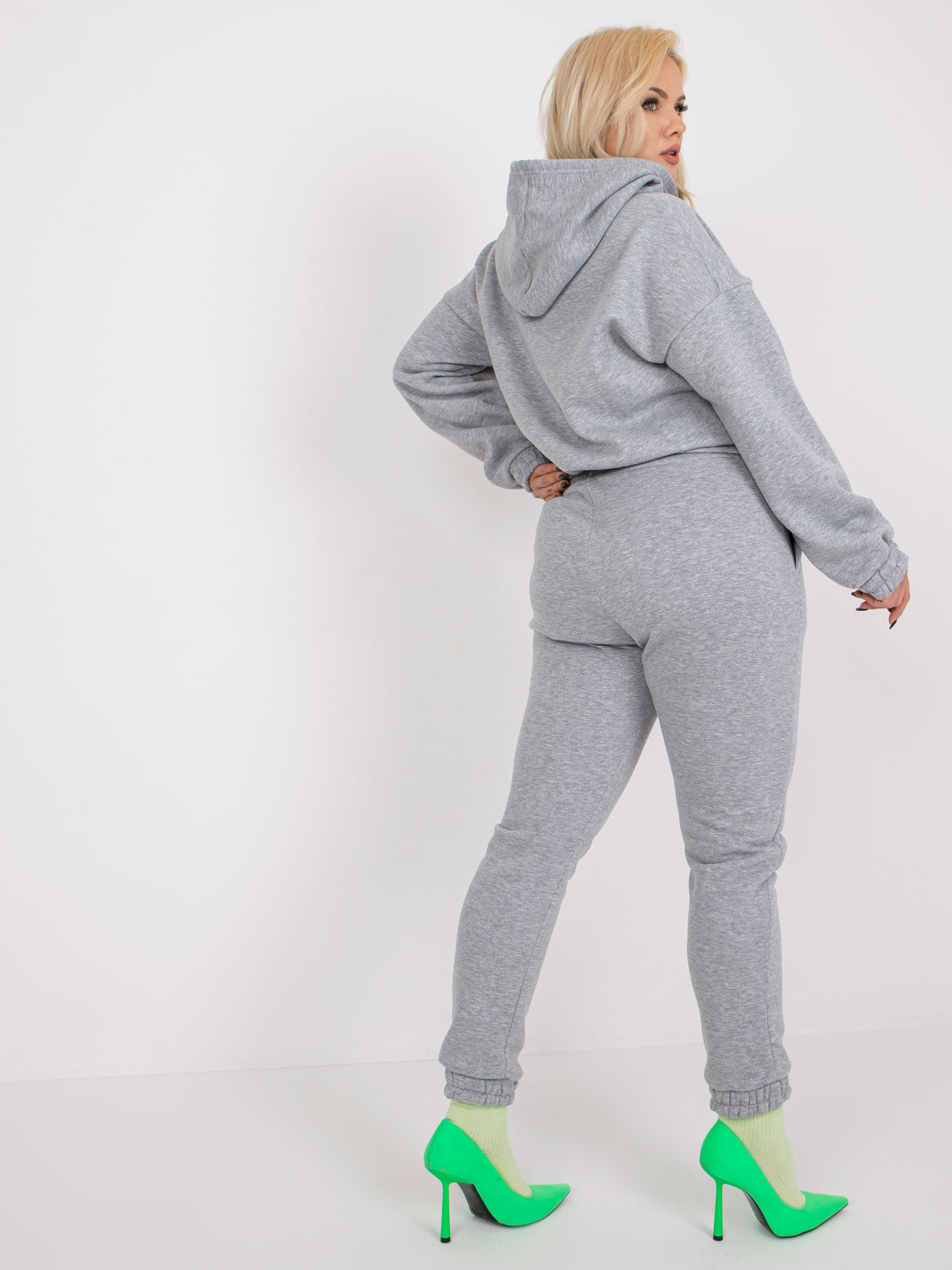 Šedý melírovaný dresový komplet plus size s kapsami.