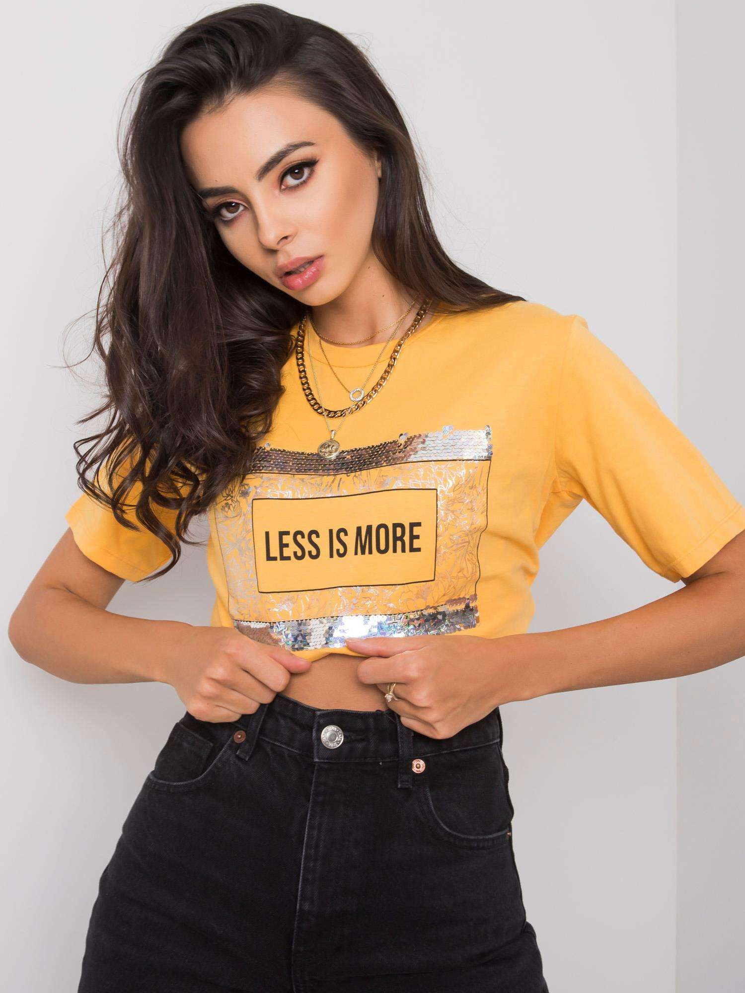 Jasnopomarańczowy t-shirt z napisem Nikki
