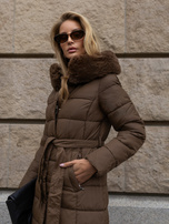Braune gesteppte Winterjacke mit gebundenem Gürtel.