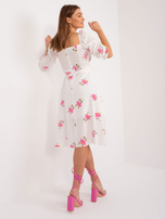 Hurt Ecru-rosa Midi-Kleid mit Blumen und Gürtel.