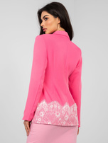 Ciemnoróżowa marynarka o klasycznym kroju 