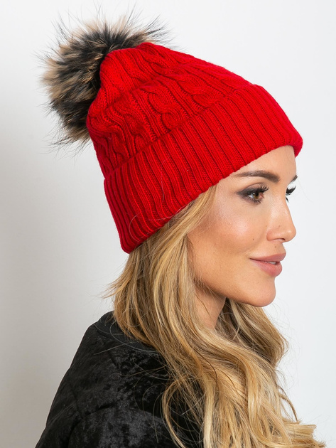 Czerwona czapka ze ściągaczem i futrzanym pomponem