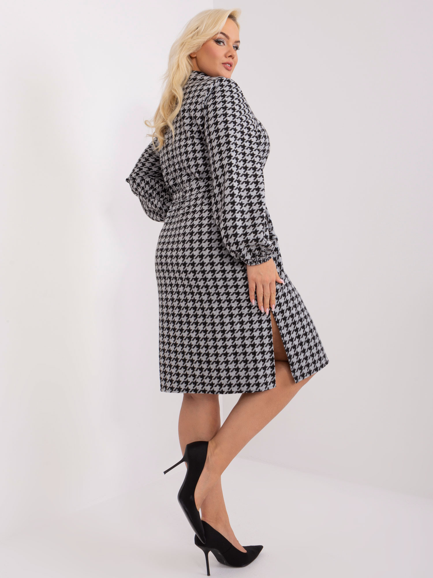 Hurt Szaro-czarna elegancka sukienka plus size w pepitkę