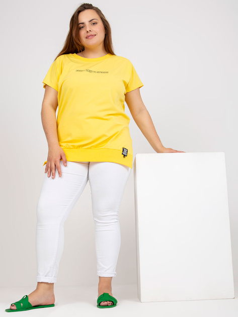 Żółta codzienna bluzka plus size z napisem 
