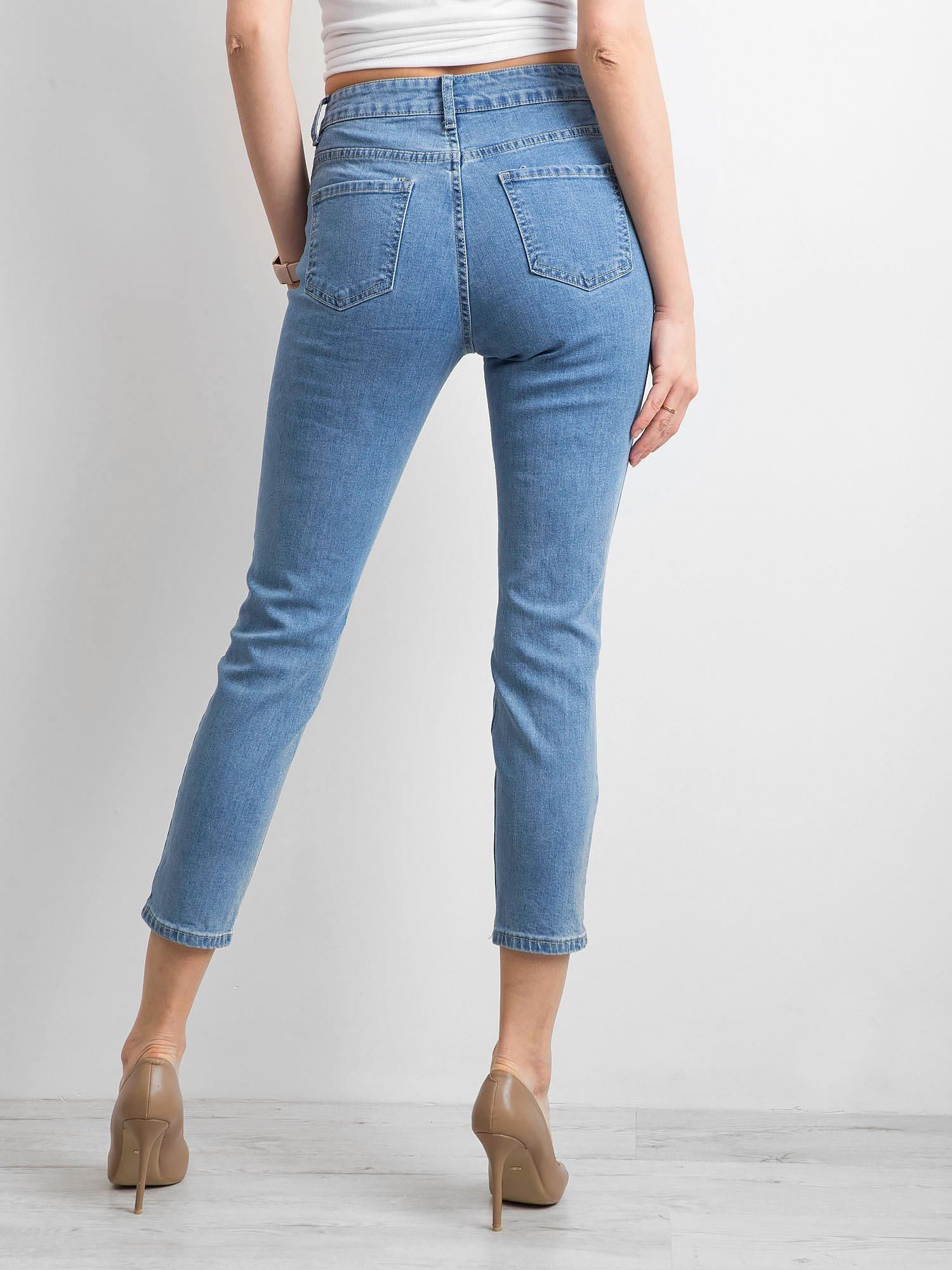 Damenjeans mit Löchern blau.