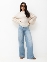 Jasnobeżowy sweter oversize z bufiastymi rękawami