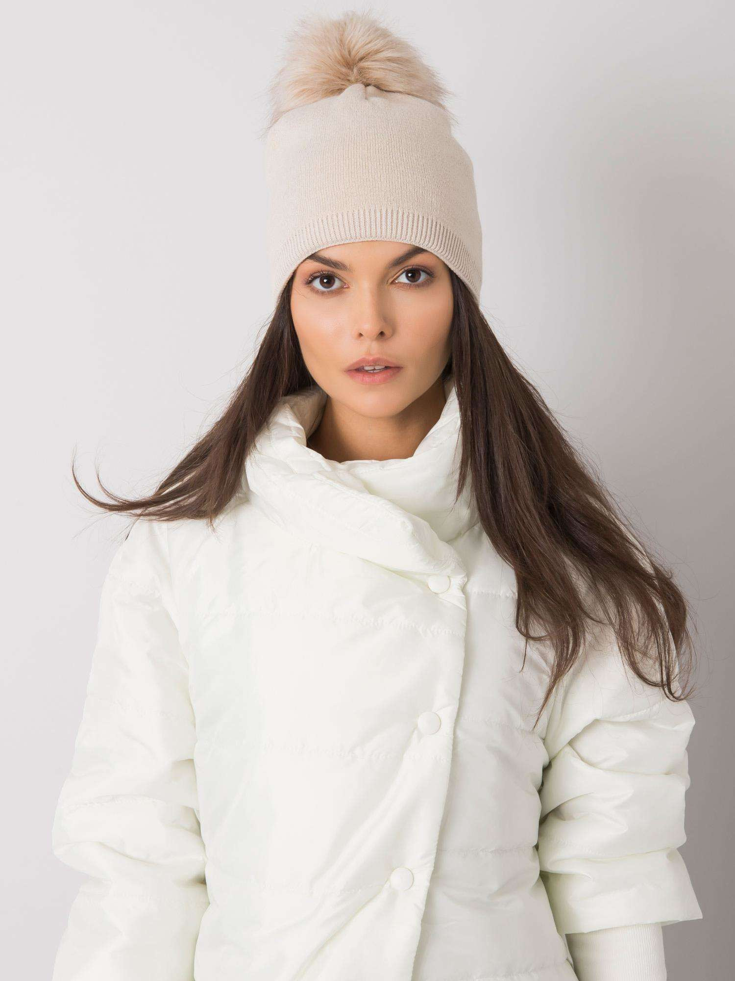 Beige gefütterte Damenmütze mit Bommel.