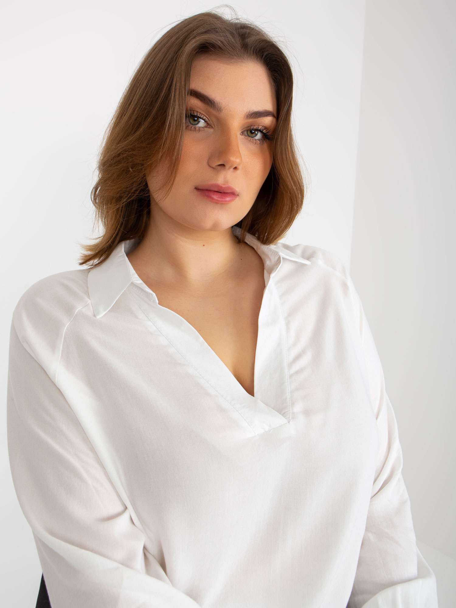 Ecru koszulowa bluzka plus size z kołnierzykiem