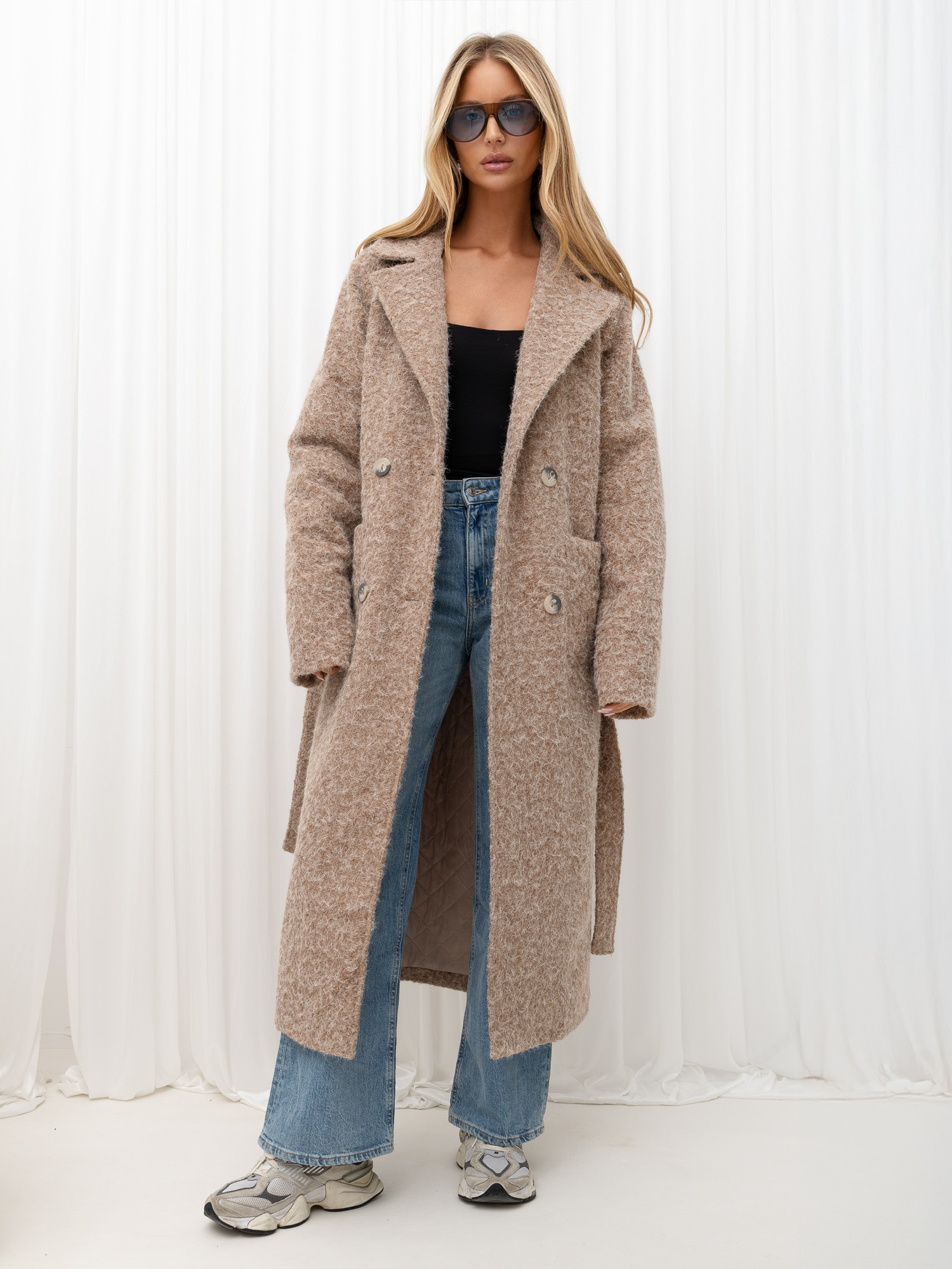 Beige Wollmantel mit gestepptem Futter.