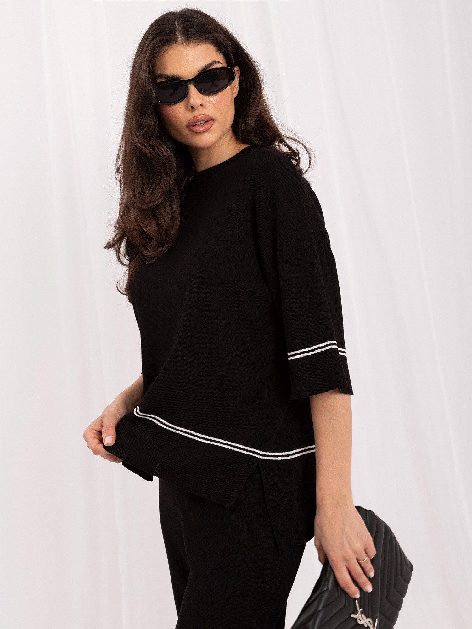 Schwarzes Strickset mit weiten Hosen.