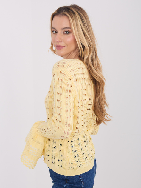 Jasnożółty sweter z ozdobnymi guzikami