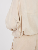 Beżowa damska koszula z wiązaniami na plecach 