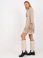 Hurt Beżowa mini sukienka z falbaną w stylu boho OCH BELLA 