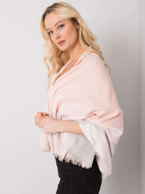 Jasnoróżowa chusta w kratę