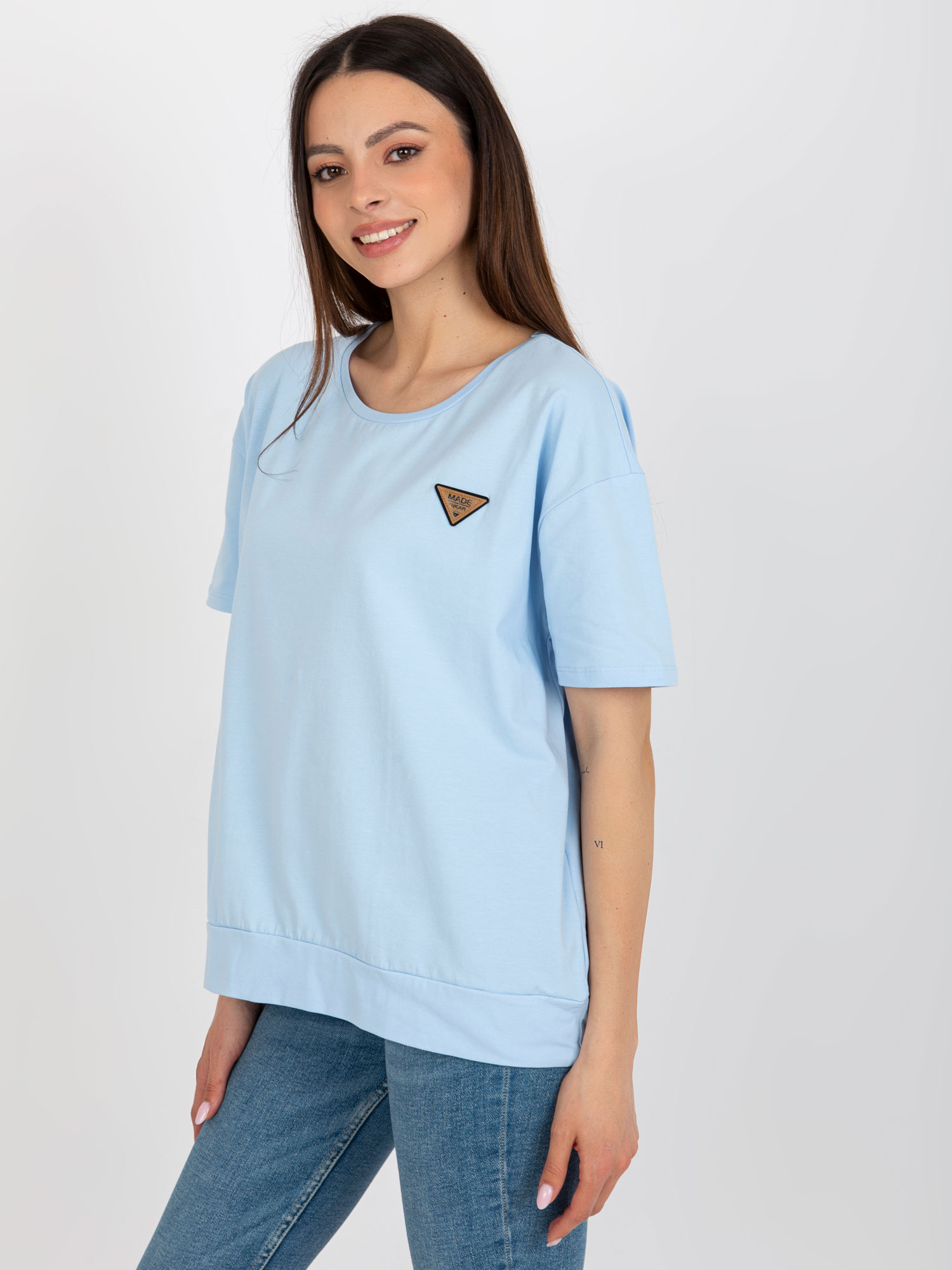Jasnoniebieska bluzka oversize z naszywką