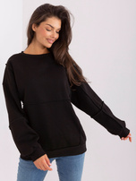 Juoda be gaubto megztinis su apvaliu iškirpimu.