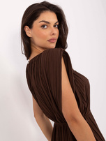 Ciemnobrązowa plisowana sukienka z poduszkami na ramionach