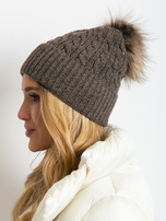 Ciemnobrązowa czapka ze ściągaczem i futrzanym pomponem 