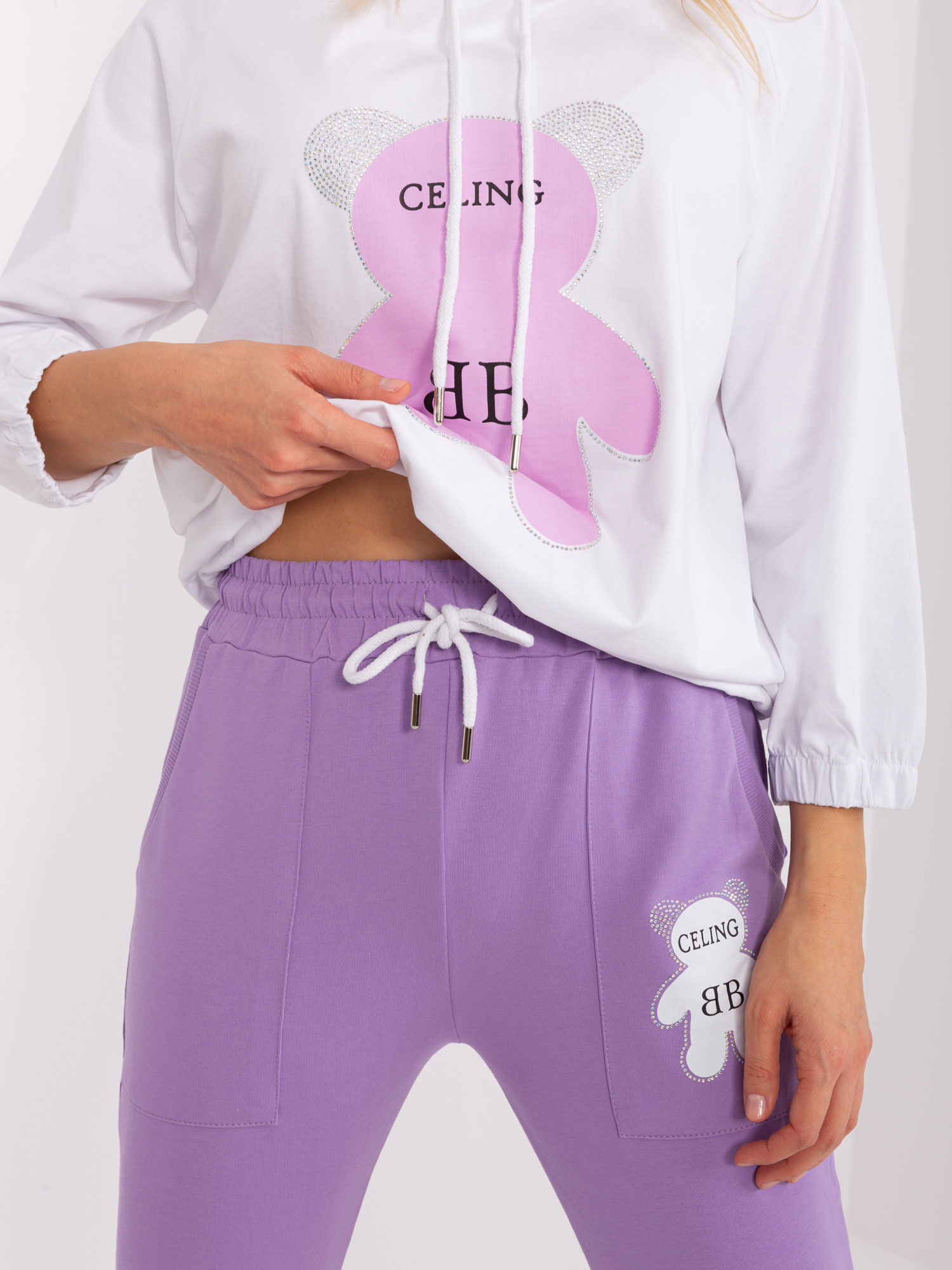 Hurt Ecru-fioletowy komplet dresowy z aplikacją 