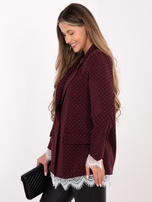 Burgundowa elegancka marynarka z białą koronką