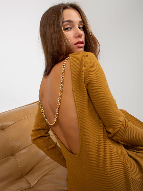 Hurt Ciemnożółta sukienka dzianinowa z łańcuszkiem na plecach