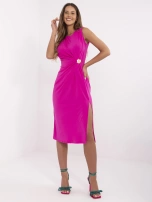 Fuksjowa dopasowana sukienka z kwiatową broszką