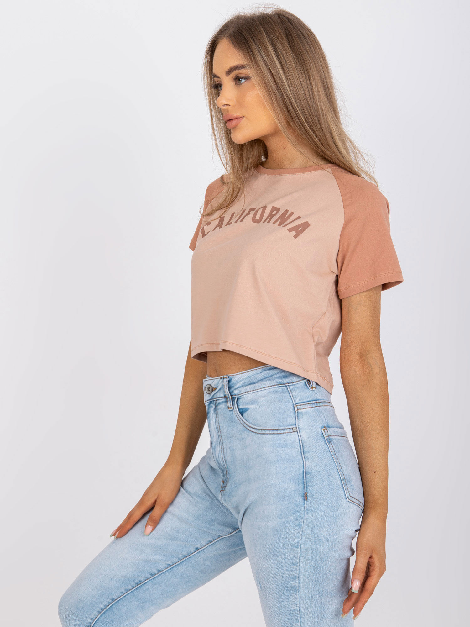 Beżowo-camelowy bawełniany t-shirt z nadrukiem 