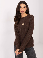 Brązowy prążkowany sweter z naszywką