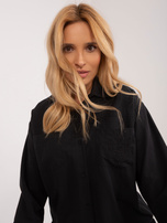 Hurtownia Czarna rozpinana koszula damska z naszywką