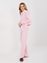 Pastelowy różowy dresowy komplet z krótką bluzą 