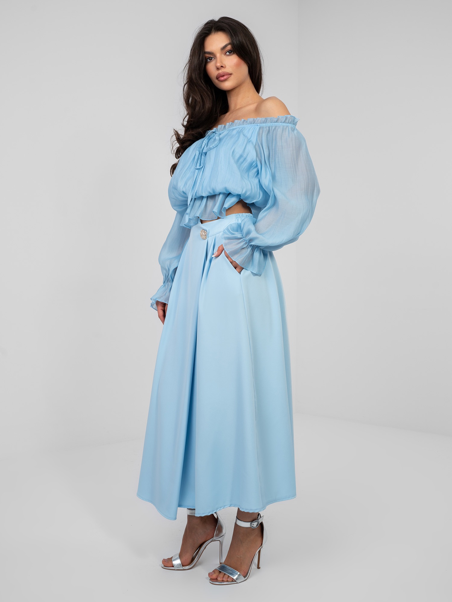 Pastelowa niebieska elegancka spódnica midi