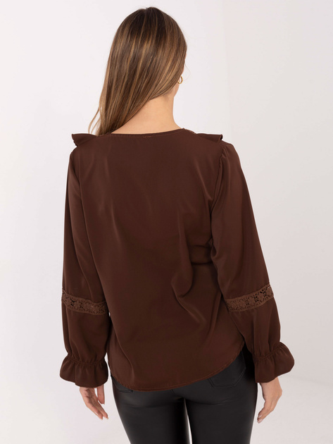 Brązowa wizytowa bluzka z ozdobną broszką