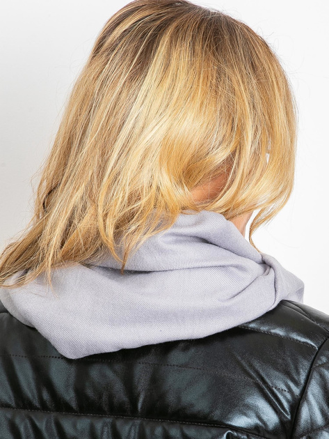 Szara chusta z frędzlami