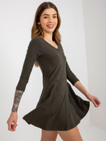 Hurt Khaki rozkloszowana mini sukienka basic z kieszeniami