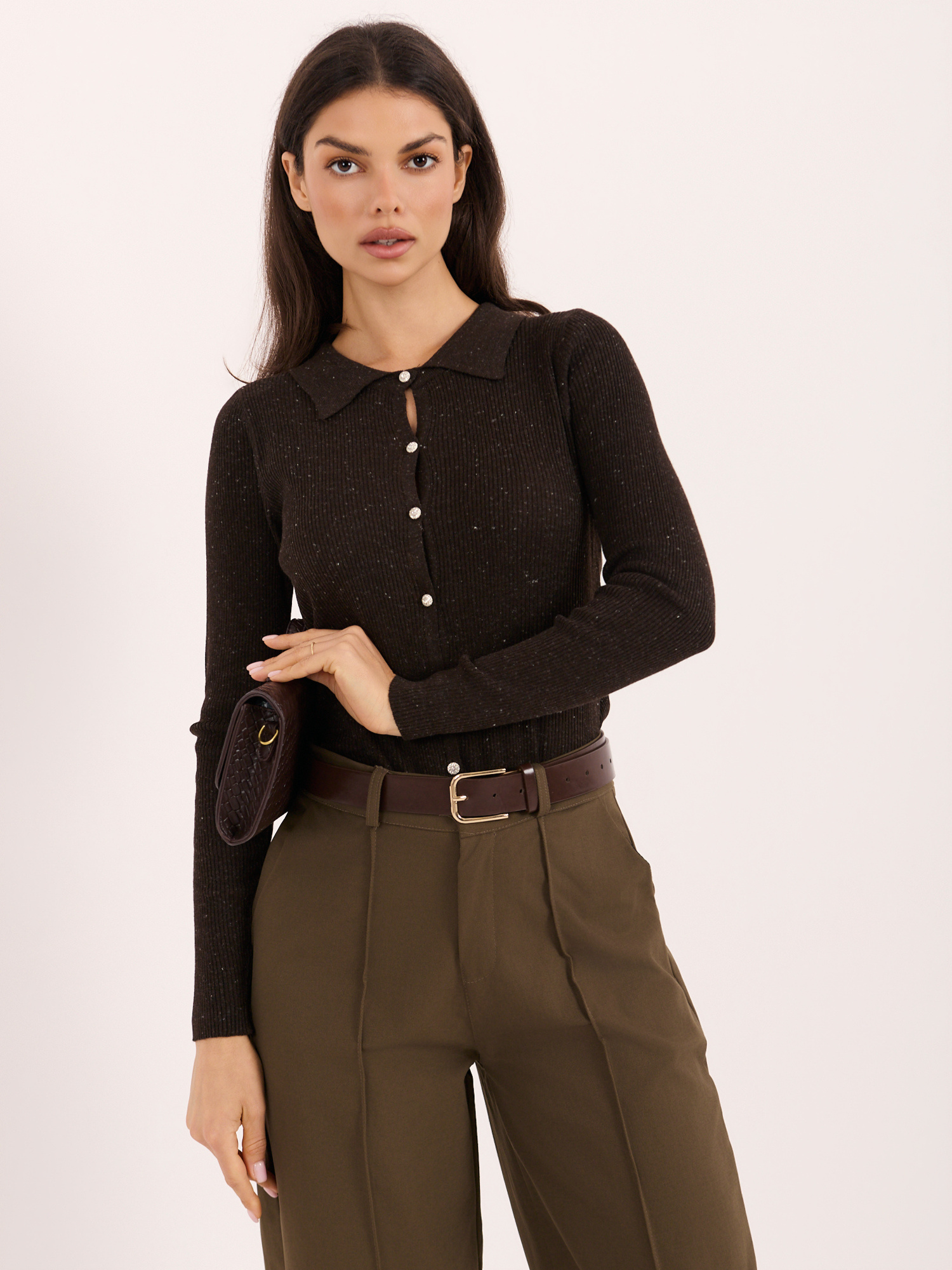 Brauner eleganter Cardigan mit Kragen.