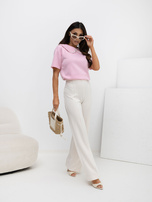 Jasnoróżowa bluzka z kołnierzykiem wykończonym koronką