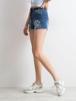 Dunkelblaue Shorts mit Perlen.