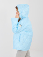Pastellblaue oversized gesteppte Jacke.