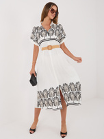 Černé rozepínací šaty s vyšíváním.