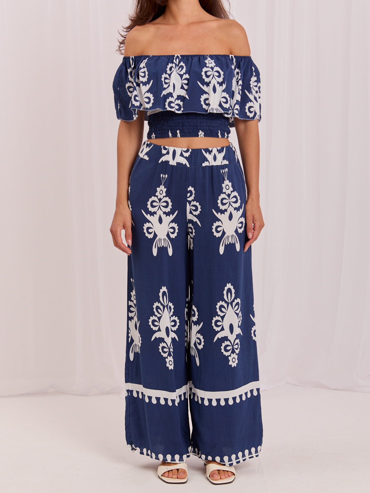 Dunkelblaues Sommer-Set mit Off-Shoulder-Bluse.
