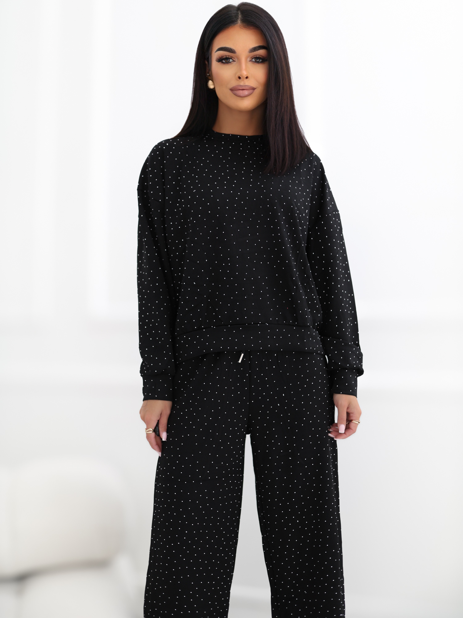 Schwarzes Sweatshirt-Set mit schimmernden Strasssteinen.