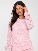 Jasnoróżowa drapowana sukienka z koronki 