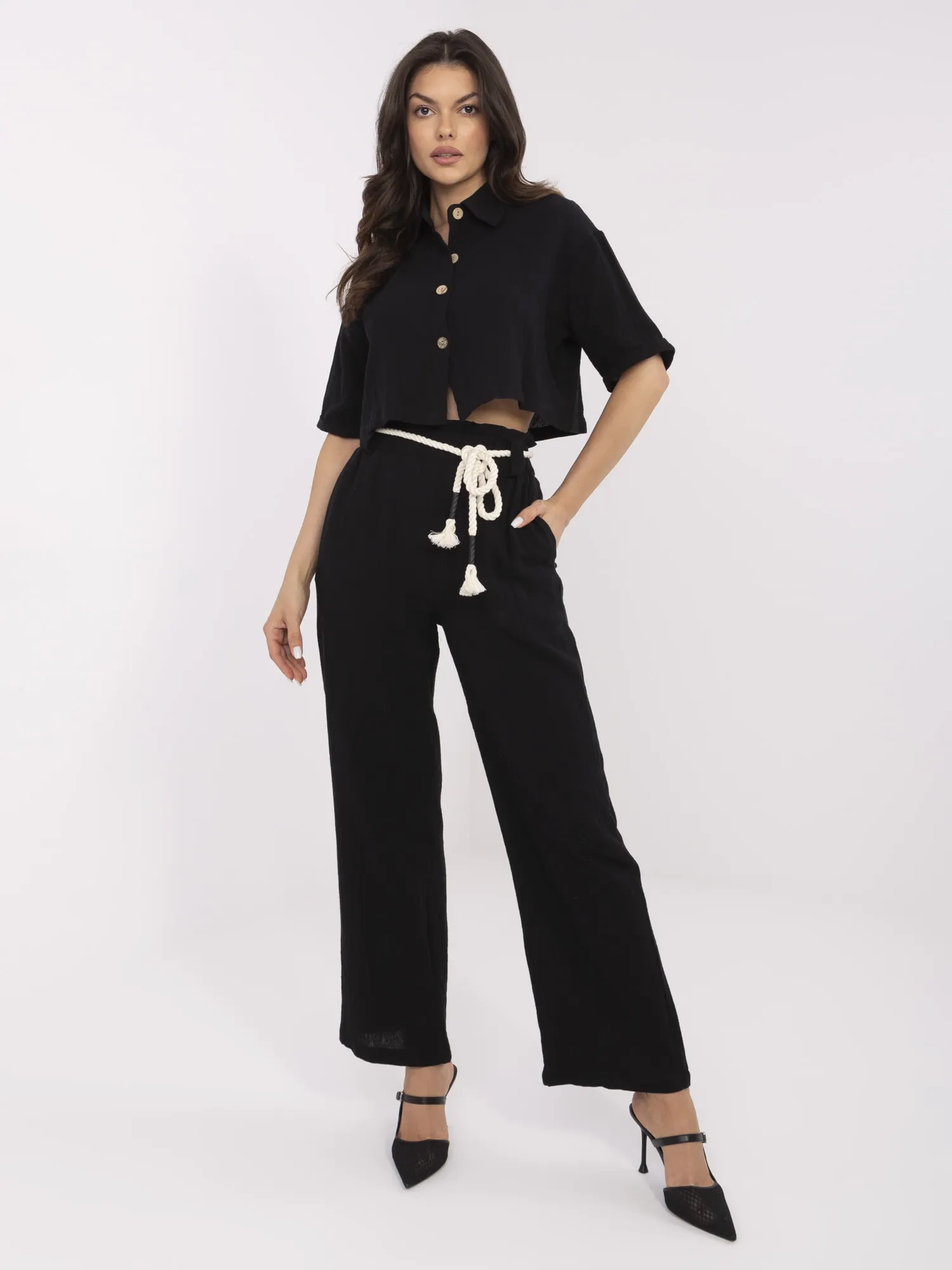 Schwarzes Musselin-Damenoutfit für den Sommer.