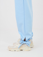 Jasnoniebieskie dresowe spodnie wiązane w kostce